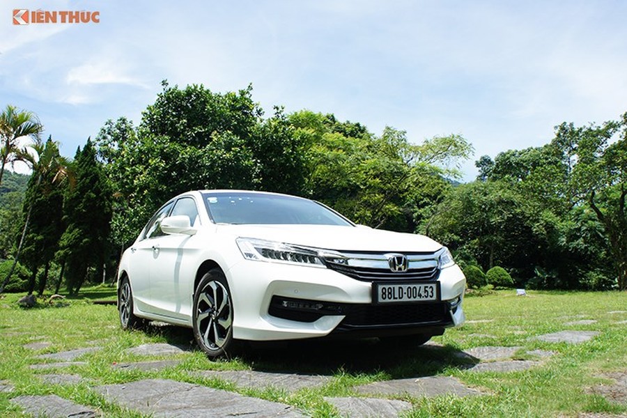 Được giới thiệu đến khách hàng Việt lần đầu tiên vào năm 2011, mẫu  sedan Honda Accord được xem là phiên bản nhập khẩu nguyên chiếc đầu tiên của Honda Việt Nam được trang bị động cơ 2.4L. Accord phiên bản 2016 là thế hệ thứ 9 của dòng xe này ra mắt vào tháng 5/2016.